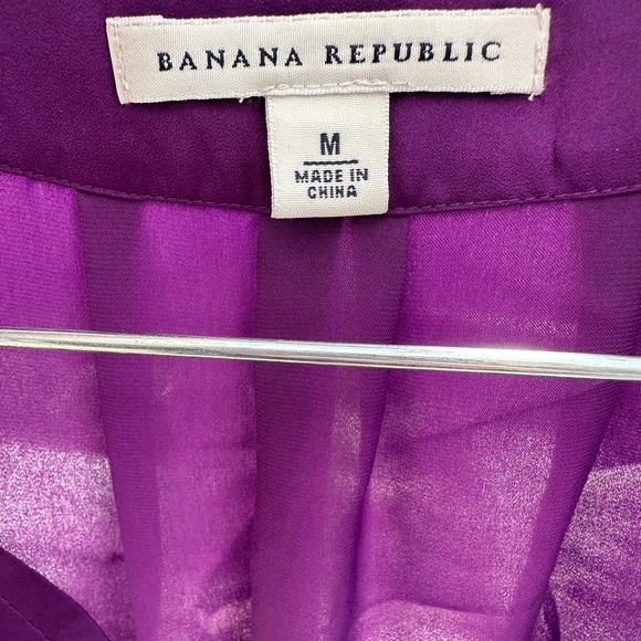 Banana Republic NWOT Flowy Pleated Purple V Neck Silky Satiny Top Blouse Medium - Picture 5 of 16